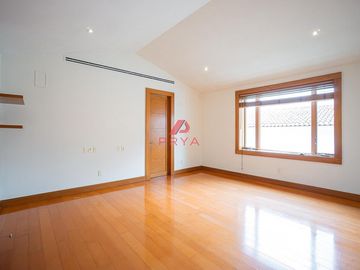 Casa  en Renta en Valle Real | 1,400m² Terreno y Gran Jardín