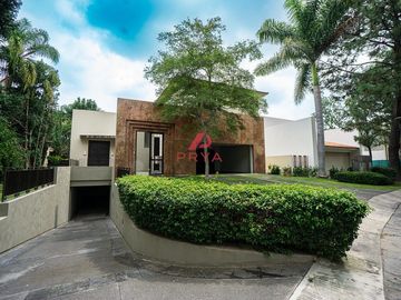 Casa  en Renta en Valle Real | 1,400m² Terreno y Gran Jardín