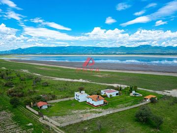 Terreno en venta en Villa Corona Jalisco a pie de Laguna ideal para inversión