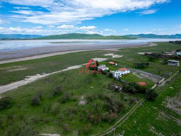Terreno en venta en Villa Corona Jalisco a pie de Laguna ideal para inversión