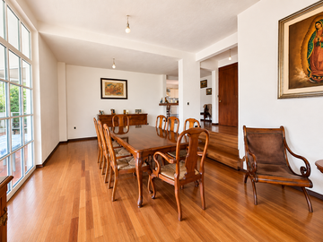 Casa en privada arbolada con vista al bosque, jardín  en Tarango