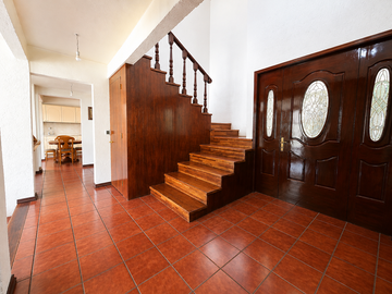 Casa en privada arbolada con vista al bosque, jardín  en Tarango