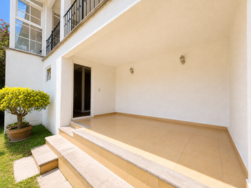 Casa en privada arbolada con vista al bosque, jardín  en Tarango