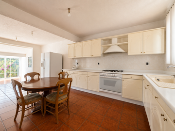 Casa en privada arbolada con vista al bosque, jardín  en Tarango