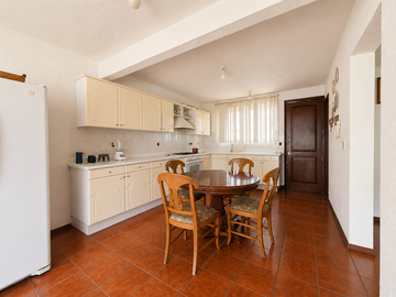 Casa en privada arbolada con vista al bosque, jardín  en Tarango