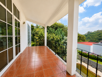 Casa en privada arbolada con vista al bosque, jardín  en Tarango