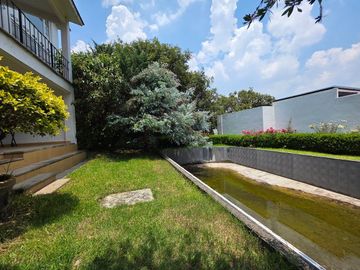 Casa en privada arbolada con vista al bosque, jardín  en Tarango