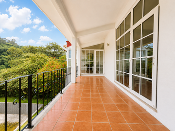Casa en privada arbolada con vista al bosque, jardín  en Tarango