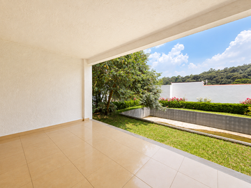 Casa en privada arbolada con vista al bosque, jardín  en Tarango
