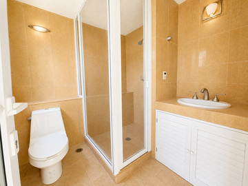 Casa en privada arbolada con vista al bosque, jardín  en Tarango