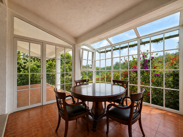 Casa en privada arbolada con vista al bosque, jardín  en Tarango