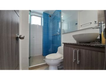 SE ARRIENDA APARTAMENTO DE DOS ALCOBAS CON VISTA LATERAL AL MAR