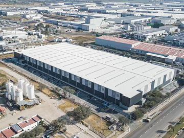 Bodega Industrial en Santa Rosa Jáuregui, Qro.de 17,371 m2 divisible a dos módulos y 11 andenes.
