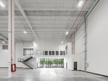 Bodega Industrial en Santa Rosa Jáuregui, Qro.de 17,371 m2 divisible a dos módulos y 11 andenes.
