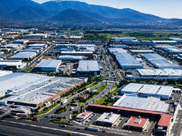 Bodega Industrial en Santa Rosa Jáuregui, Qro.  de 2,327 m2 con rociadores automáticos (sprinklers)