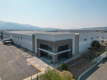 Bodega Industrial en Santa Rosa Jáuregui, Qro.  de 2,327 m2 con rociadores automáticos (sprinklers)