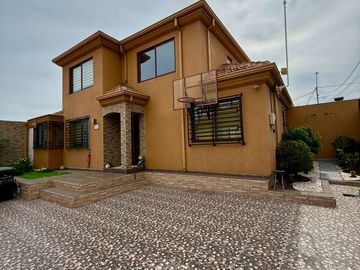 CASA EN MICROBARRIO RESIDENCIAL