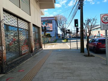 EXCELENTE LOCAL COMERCIAL EN ESQUINA ESTRATÉGICA DE VALDIVIA