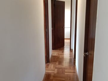 IMPECABLE DEPARTAMENTO SEGUNDO PISO, TRES DORMITORIOS