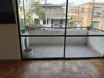 IMPECABLE DEPARTAMENTO SEGUNDO PISO, TRES DORMITORIOS