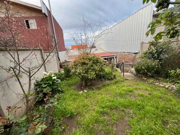 SE VENDE CASA SOLIDA CON PATIO DE FONDO