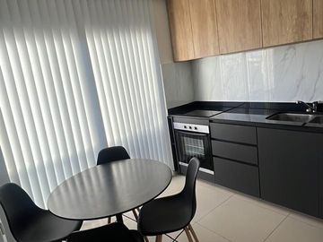 19 y 44-Pza Azcuénaga-Semipiso de categoría amoblado con terraza propia
