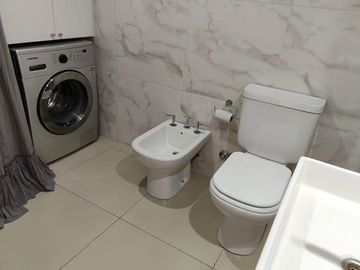 19 y 44-Pza Azcuénaga-Semipiso de categoría amoblado con terraza propia