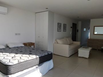 19 y 44-Pza Azcuénaga-Semipiso de categoría amoblado con terraza propia