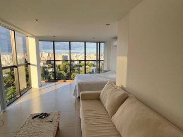 19 y 44-Pza Azcuénaga-Semipiso de categoría amoblado con terraza propia