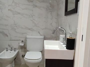 19 y 44-Pza Azcuénaga-Semipiso de categoría amoblado con terraza propia