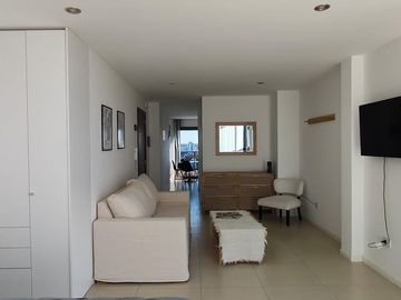 19 y 44-Pza Azcuénaga-Semipiso de categoría amoblado con terraza propia