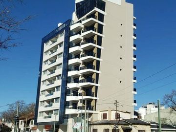 19 y 44-Pza Azcuénaga-Semipiso de categoría amoblado con terraza propia