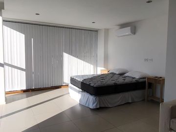 19 y 44-Pza Azcuénaga-Semipiso de categoría amoblado con terraza propia