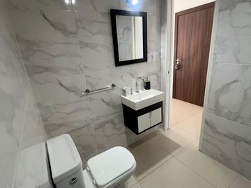 19 y 44-Pza Azcuénaga-Semipiso de categoría amoblado con terraza propia
