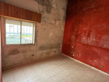 ¡VENTA! Casa esquina, 2 unidades, a refaccionar o demoler – Villa Lugano