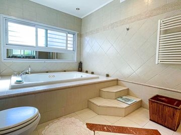 VENTA CASA 6 AMBIENTES VILLA SARMIENTO PILETA