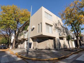 VENTA PH TRIPLEX/5 AMB C/PATIO/COCH/CHACARITA