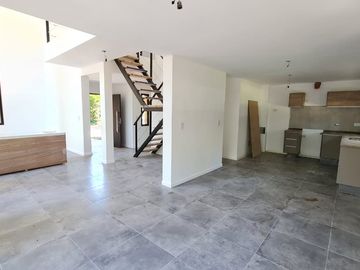 VENTA CASA 4 AMB  PARQUE LELOIR APTO CREDITO