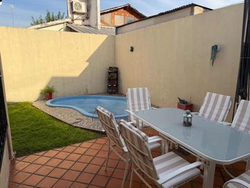 CASA 4 AMBIENTES COCHERA JARDIN PILETA ITUZAINGO