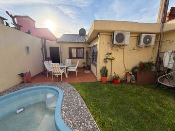 CASA 4 AMBIENTES COCHERA JARDIN PILETA ITUZAINGO