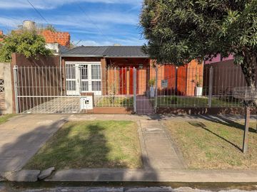 CASA 4 AMBIENTES COCHERA JARDIN PILETA ITUZAINGO