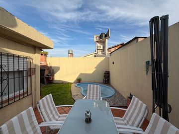 CASA 4 AMBIENTES COCHERA JARDIN PILETA ITUZAINGO