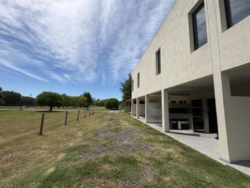 VENTA DUPLEX 4 AMB CARDALES VILLAGE PILETA FINANC