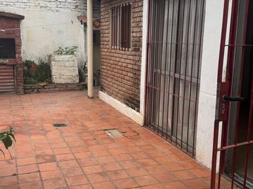 CASA DE PASILLO  2 DORMITORIOS 1RO DE MAYO 4200 PH