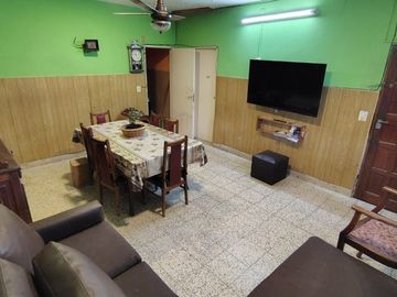CASA 3 DORMITORIOS A RECICLAR + Dpto 2 AMBIENTES