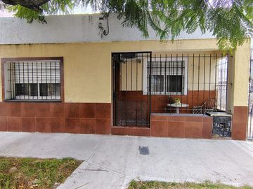 CASA 3 DORMITORIOS A RECICLAR + Dpto 2 AMBIENTES