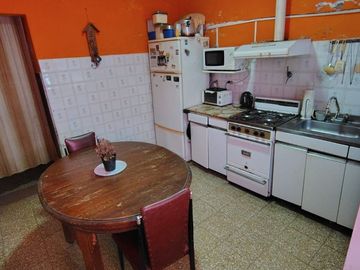 CASA 3 DORMITORIOS A RECICLAR + Dpto 2 AMBIENTES