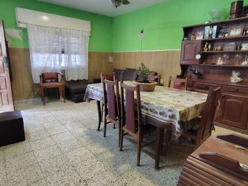 CASA 3 DORMITORIOS A RECICLAR + Dpto 2 AMBIENTES