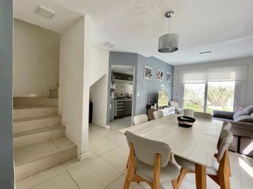 Casa 4 amb en venta en Pilar c/jardín y cochera