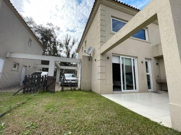 Casa 4 amb en venta en Pilar c/jardín y cochera